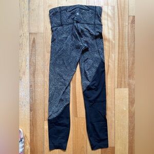 Lululemon colour block leggings with back zip pocket